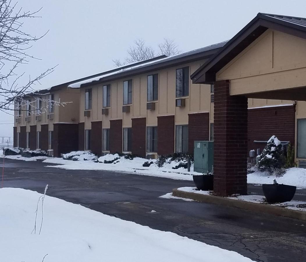 Amerivu Inn And Suites Shawano Wi Exteriör bild