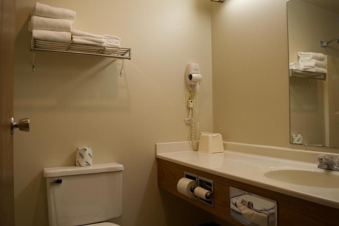 Amerivu Inn And Suites Shawano Wi Exteriör bild