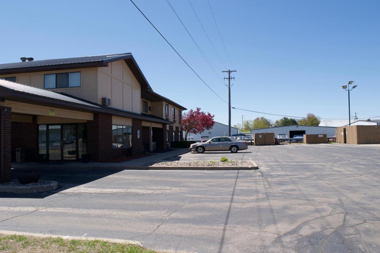 Amerivu Inn And Suites Shawano Wi Exteriör bild