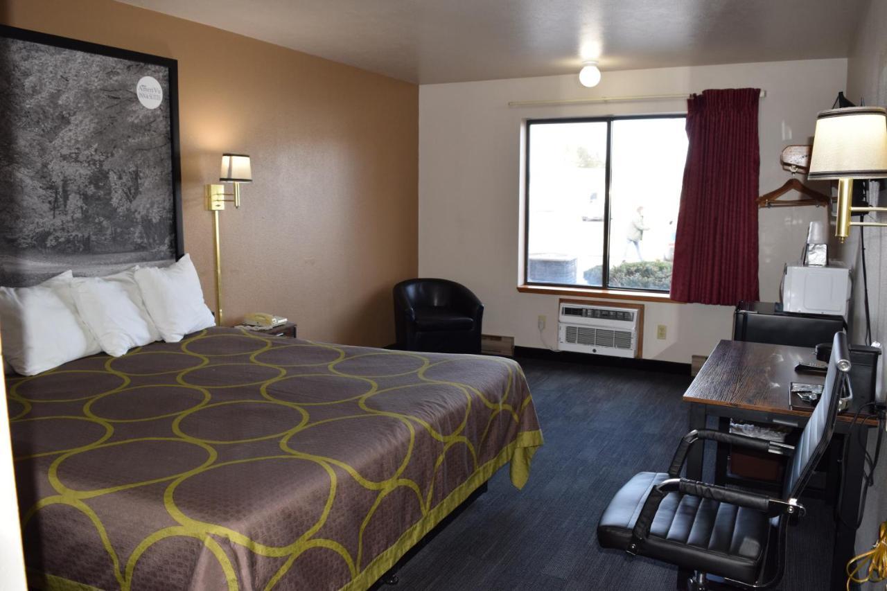 Amerivu Inn And Suites Shawano Wi Exteriör bild